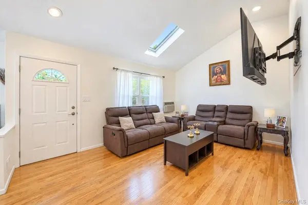 8 Norwalk LN, Selden, NY 11784