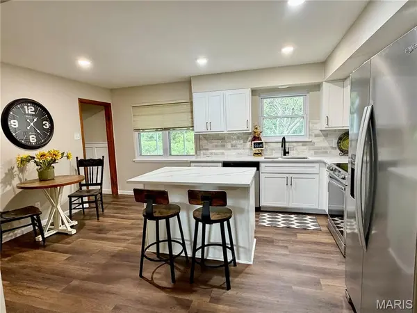 76 Ruth DR, St Charles, MO 63301