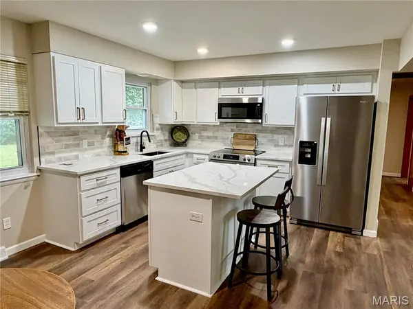 76 Ruth DR, St Charles, MO 63301