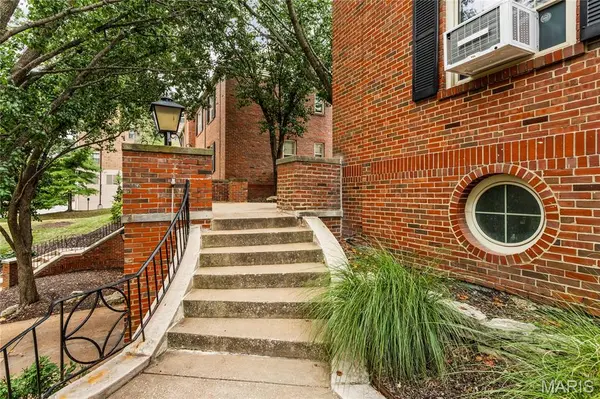 827 Westwood DR #3E, Clayton, MO 63105