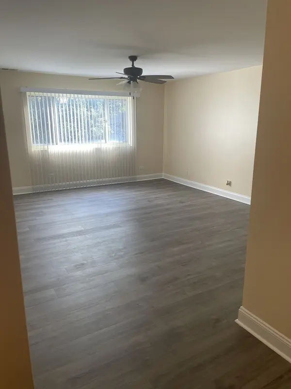 650 Perrie DR #304, Elk Grove Village, IL 60007