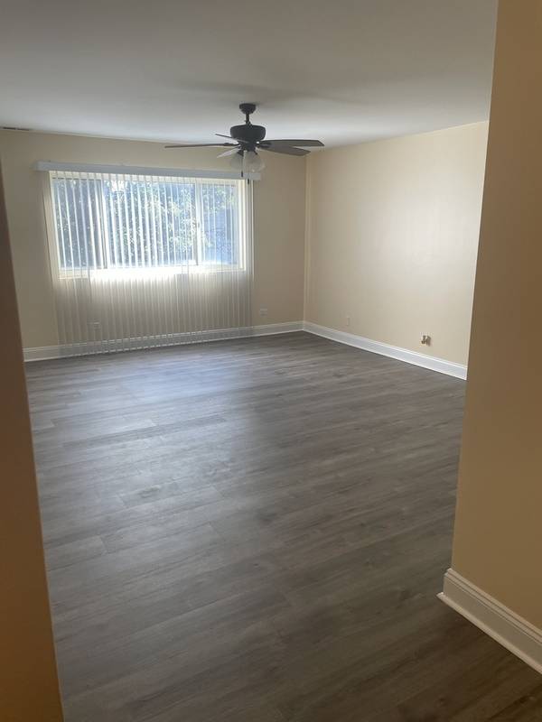 650 Perrie DR #304, Elk Grove Village, IL 60007