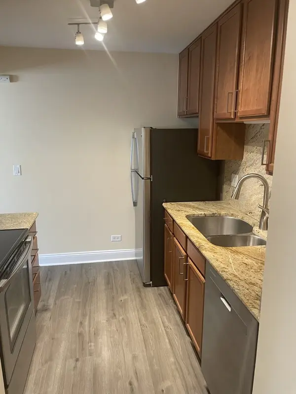 650 Perrie DR #304, Elk Grove Village, IL 60007