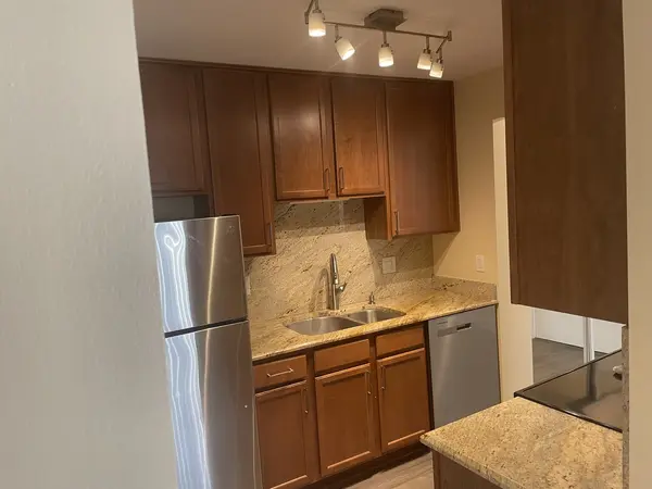 650 Perrie DR #304, Elk Grove Village, IL 60007