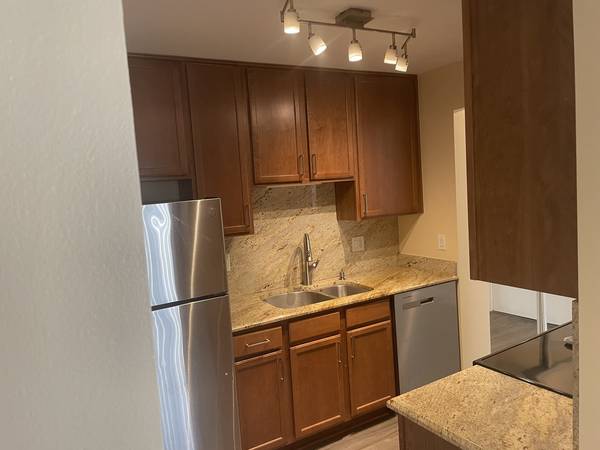 650 Perrie DR #304, Elk Grove Village, IL 60007