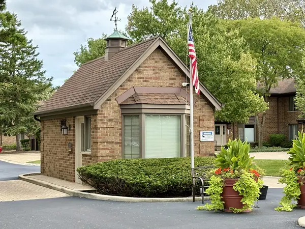 44 Queens CT, Westchester, IL 60154