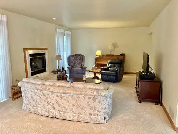 44 Queens CT, Westchester, IL 60154