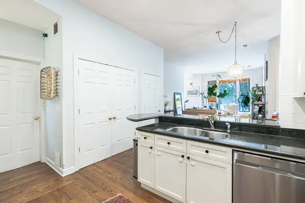 926 W Barry AVE #2, Chicago, IL 60657