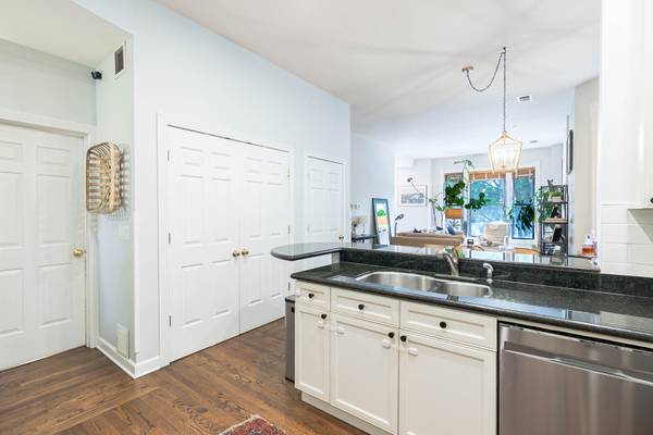 926 W Barry AVE #2, Chicago, IL 60657