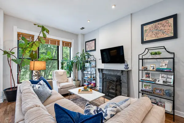 926 W Barry AVE #2, Chicago, IL 60657