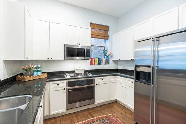 926 W Barry AVE #2, Chicago, IL 60657