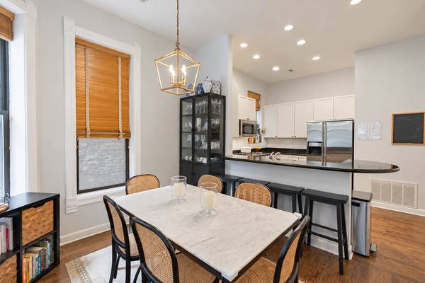 926 W Barry AVE #2, Chicago, IL 60657