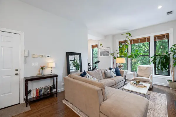 926 W Barry AVE #2, Chicago, IL 60657