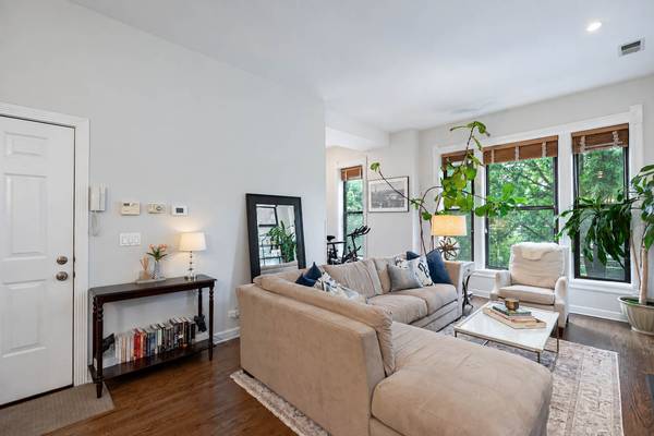 926 W Barry AVE #2, Chicago, IL 60657