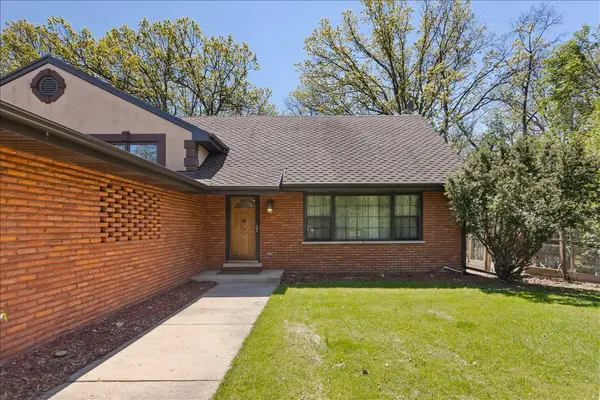 33 Half Day RD, Lincolnshire, IL 60069