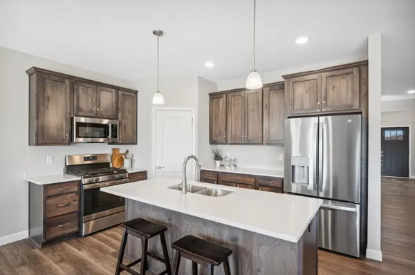 1014 E Meadowsweet DR, River Falls, WI 54022