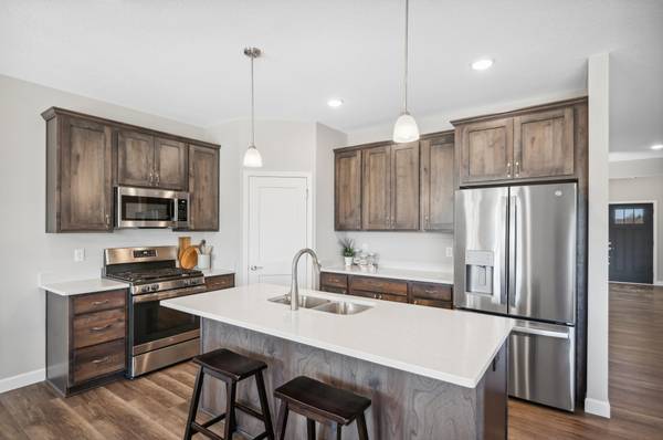 1014 E Meadowsweet DR, River Falls, WI 54022