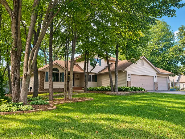 38308 Golden Oaks TRL, North Branch, MN 55056