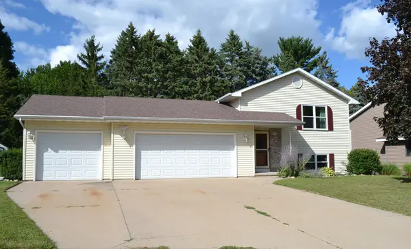 40 ROLLING GREEN CIR, Oshkosh, WI 54904-6554