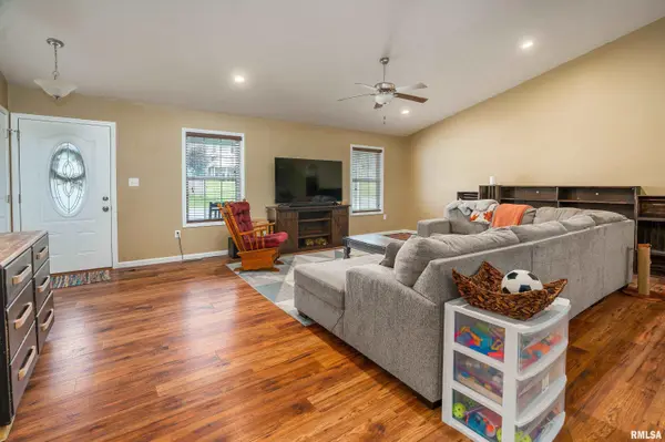1504 CARDINAL DR, Marion, IL 62959