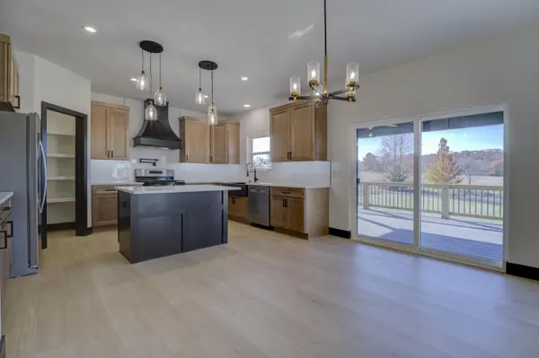 135 E Teakwood AVE, Clever, MO 65631