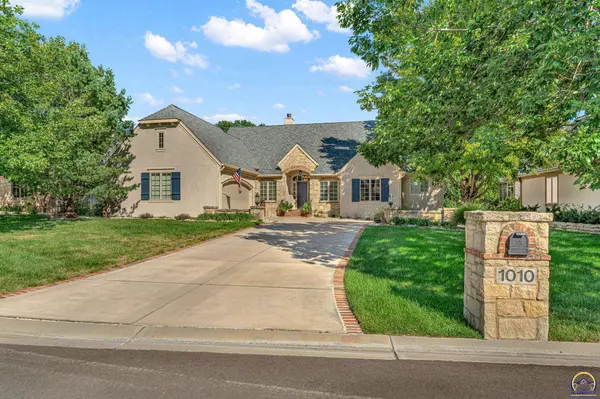 1010 SW Exmoor LN, Topeka, KS 66604