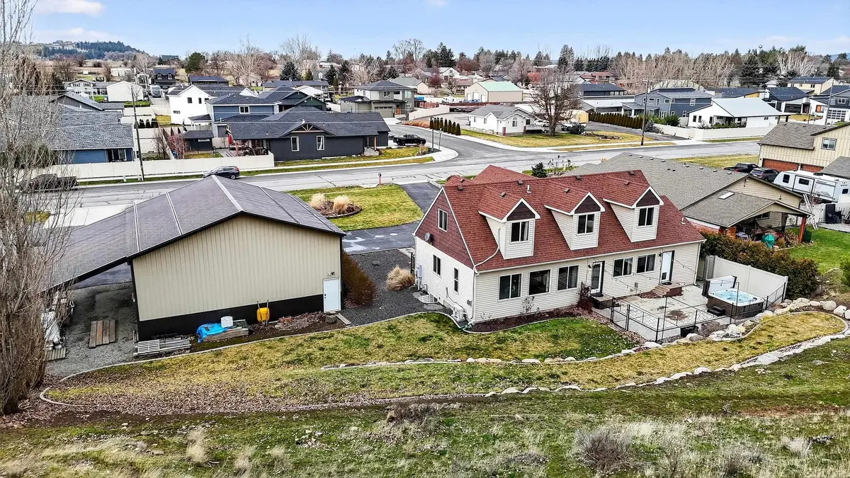 1003 S Henry Rd, Greenacres, WA 99016