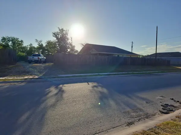 102 Sunflower RD, Dale, TX 78616