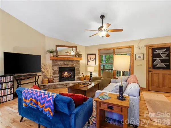 67 Hawks LNDG, Burnsville, NC 28714