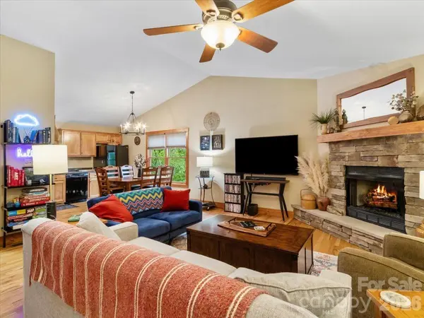 67 Hawks LNDG, Burnsville, NC 28714