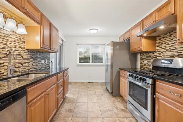 472 Lambert DR #D1, Schaumburg, IL 60193