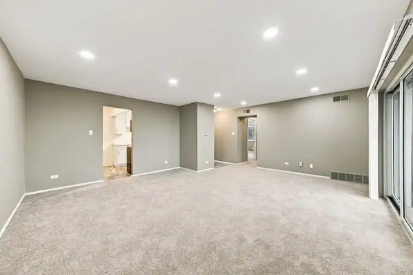 675 GROVE DR #304, Elk Grove Village, IL 60007