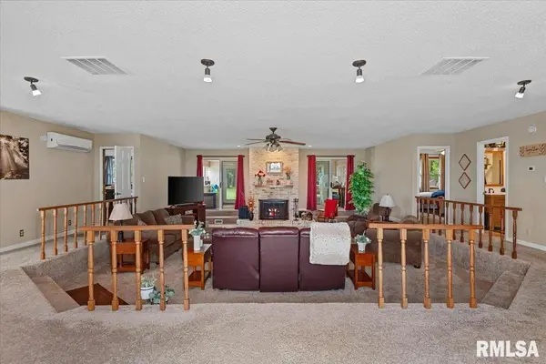 2105 New Lake RD, Jacksonville, IL 62650