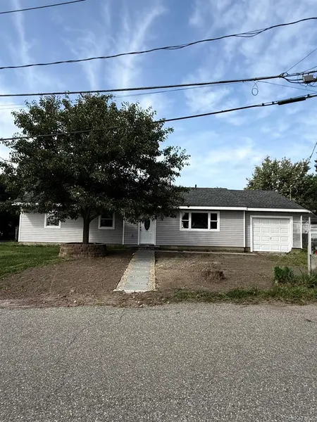 21 Astoria RD, Mastic Beach, NY 11951