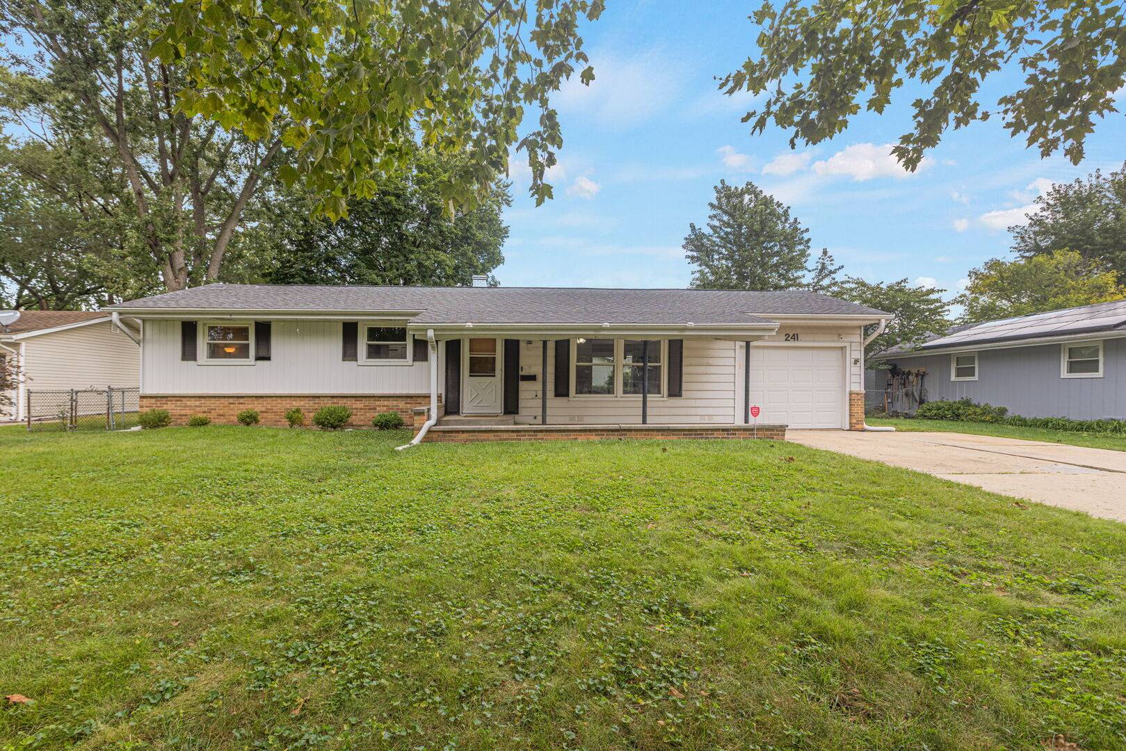 241 Arrowhead TRL, Carol Stream, IL 60188