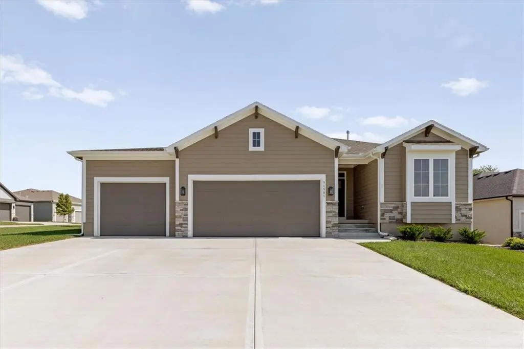 31501 W 86th CT, De Soto, KS 66018