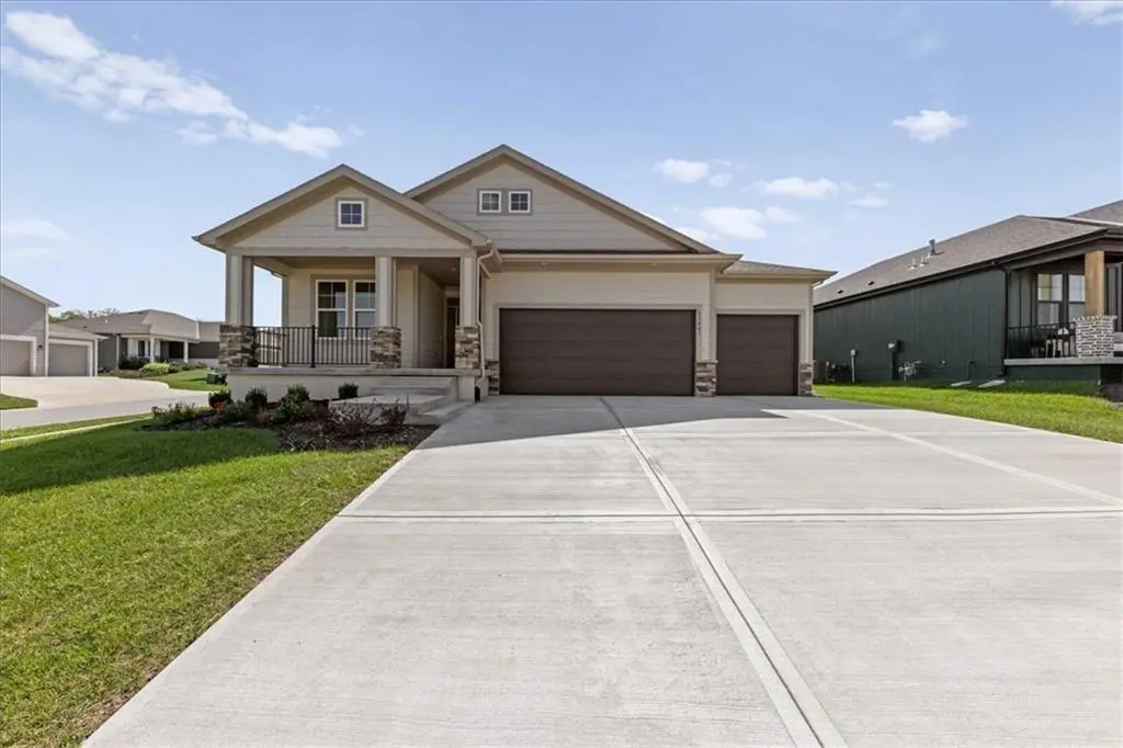 31401 W 85th TER, De Soto, KS 66018