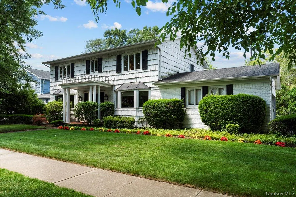 15 Sherwood LN, Cedarhurst, NY 11516