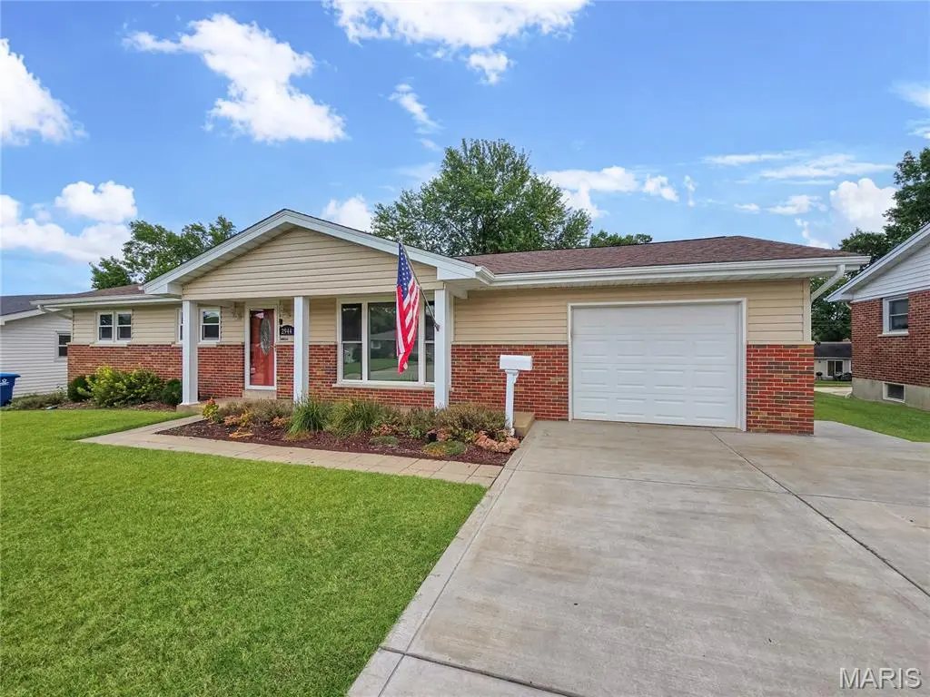 2944 Elmcrest DR, St Charles, MO 63301