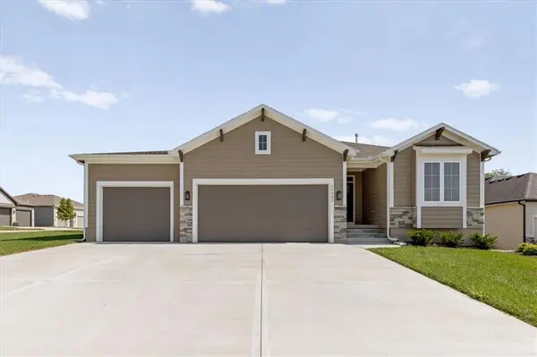 31501 W 86th CT, De Soto, KS 66018