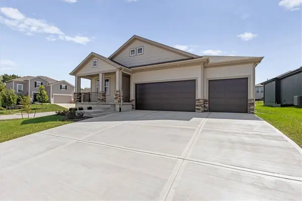 31401 W 85th TER, De Soto, KS 66018