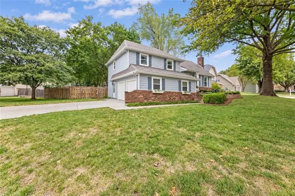 14022 S Cottonwood DR, Olathe, KS 66062