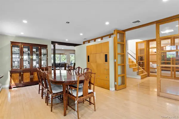 15 Sherwood LN, Cedarhurst, NY 11516