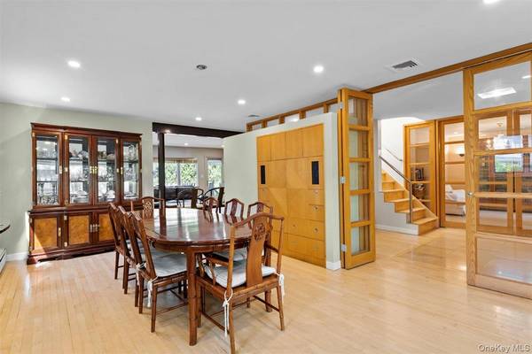 15 Sherwood LN, Cedarhurst, NY 11516