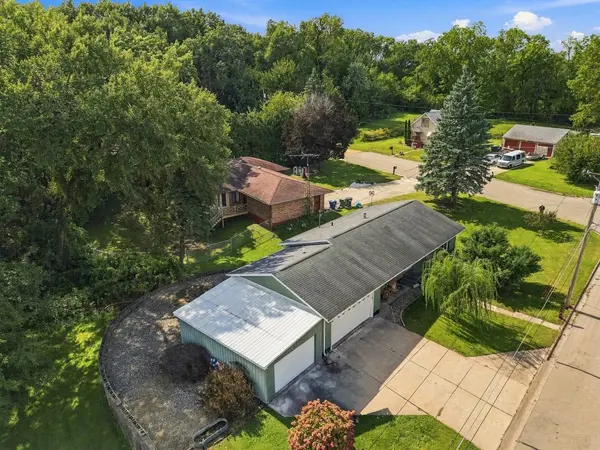 2009 N 10th ST, Clinton, IA 52732
