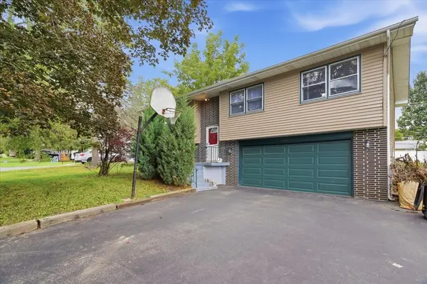 1807 Elmwood DR, Lindenhurst, IL 60046