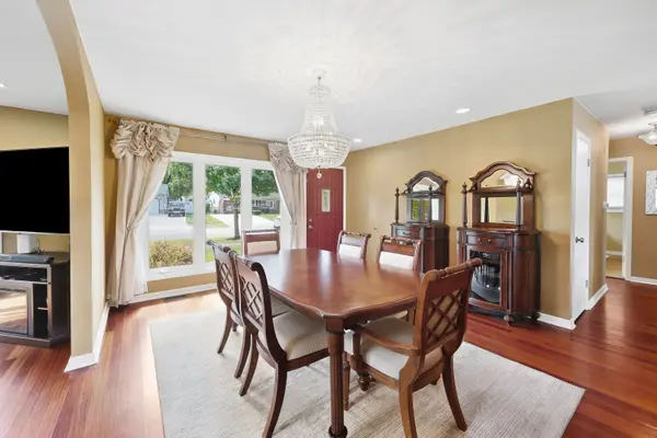 382 Maple LN, Elk Grove Village, IL 60007