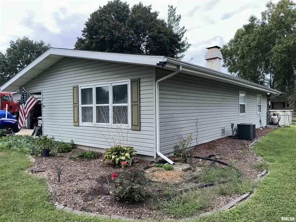 8 Conestoga DR, Auburn, IL 62615