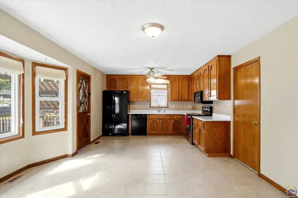 2837 SW Herefordshire RD, Topeka, KS 66614