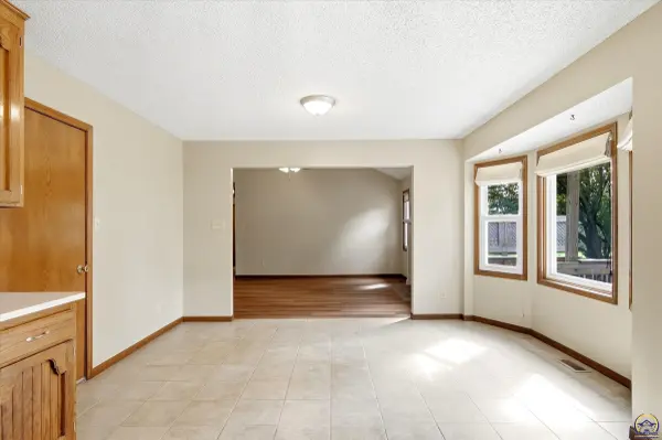 2837 SW Herefordshire RD, Topeka, KS 66614